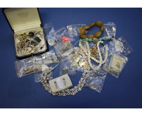 A small quantity of modern silver and other jewellery.