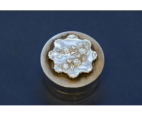 A small silver circular engine turned pill box, Sheffield 1970, 4cm, 52g.