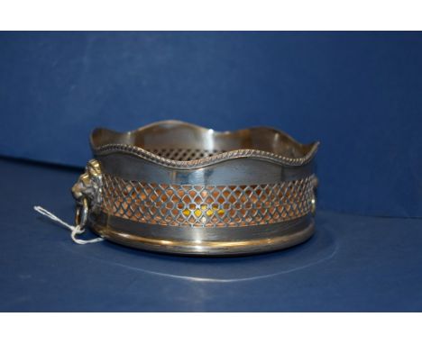 A silver pierced bottle stand, by J G Ltd, Birmingham 1971, having lion mask handles, 13.5cm.