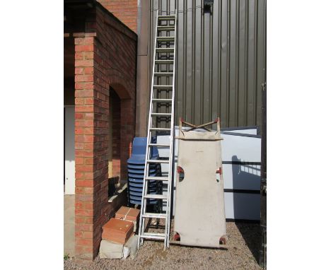 Aluminium extending ladder