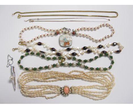 A six strand Freshwater Pearl Necklace on coral and cultured pearl clasp in 9ct gold, a Freshwater Pearl and green Agate Neck