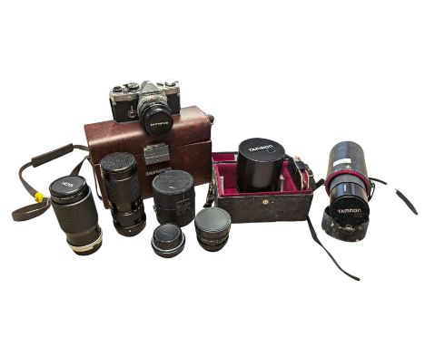 Olympus OM2N camera, with an Olympus OM-System G.Zuiko Auto-S 1:1,4 f=50mm camera lens, in Olympus carry case, together with 