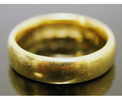 A 22ct gold wedding band. Wt. 7g. Size K