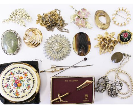 A mixed lot to include a vintage compact and vintage costume jewellery