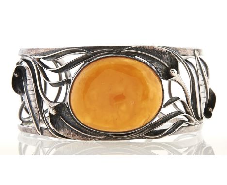 A silver bangle set with large amber cabochon, 40.5g  
