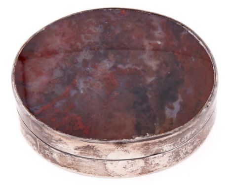 A George V oval silver and hardstone snuff box with agate inset lid, 47mm l, by William Charles Mansell, London 1912, 1oz  Go