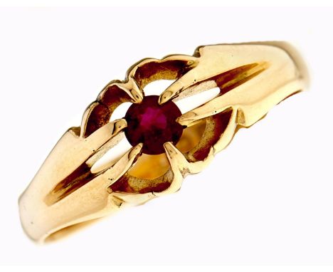 An Edwardian ruby ring, in 18ct gold, Chester 1903, 4g, size R  Good condition