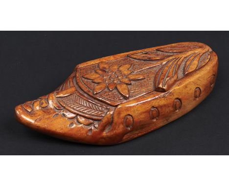 Treen. A Continental carved and golden varnished light wood clog novelty table snuff box, 17.5cm l  Good condition