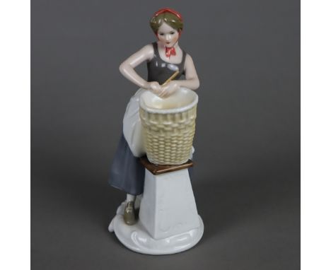 Porzellanfigur "Korbflechterin" - Goebel, Porzellan, polychrom bemalt in Pastelltönen, auf Rocaillesockel, Figur aus der Hand