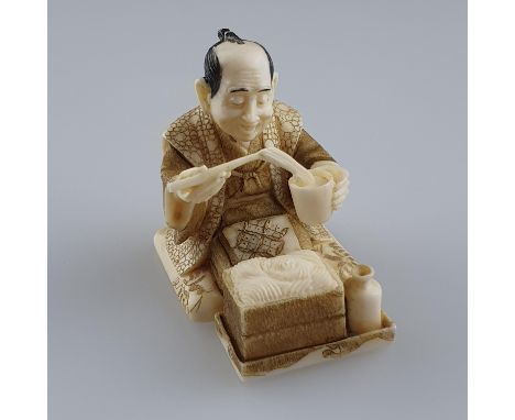 Katabori-Netsuke - Elfenbein, fein geschnitzt, ziergraviert, schwarz eingefärbte Details, Goldakzente, wohl Lackkünstler bzw.