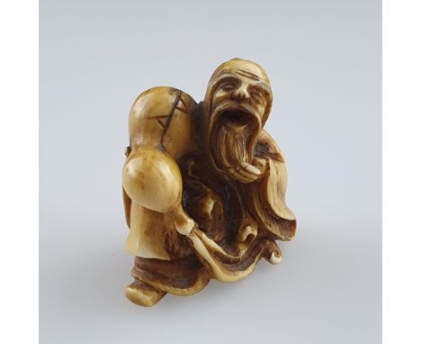 Katabori-Netsuke - Elfenbein, fein geschnitzt, Sennin Chokwaro mit Kalebasse, unterseitig Himotoshi, signiert, Japan, Meiji -