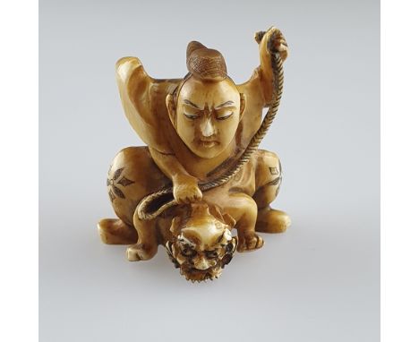 Katabori-Netsuke - Elfenbein, überaus fein geschnitzt, schwarz eingefärbte Ziergravur, Oni-Bändiger, Shoki?, unterseitig Himo