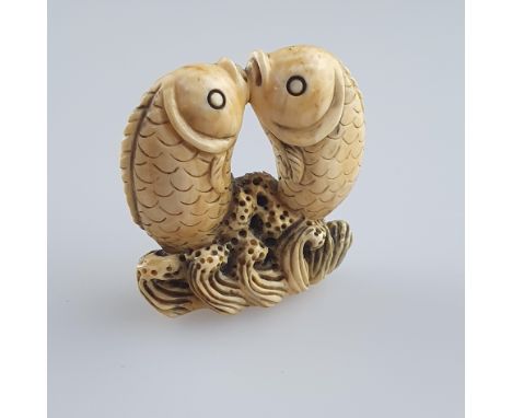 Katabori-Netsuke - Elfenbein, fein geschnitten, in Form von zwei Karpfen über tosenden Wellen, Japan, 20. Jh., H. ca.4 cm