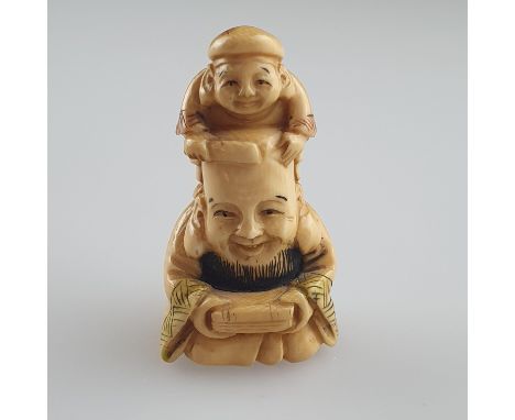 Katabori-Netsuke - Japan 20.Jh., Fukurokuju mit Karako, Elfenbein, schwarz gefärbte Ritzkonturen, signiert, der Glücksgott Fu