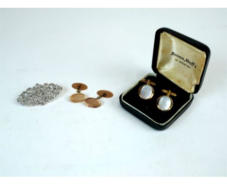 A collection of jewellery, to include; a 9ct gold signet ring, a yellow metal chain '9ct' (at fault), a pair of engine turned