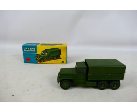 Corgi - A boxed #1118 International 6x6 Army Truck. Items appear in very good condition with some slight paint chips to the r