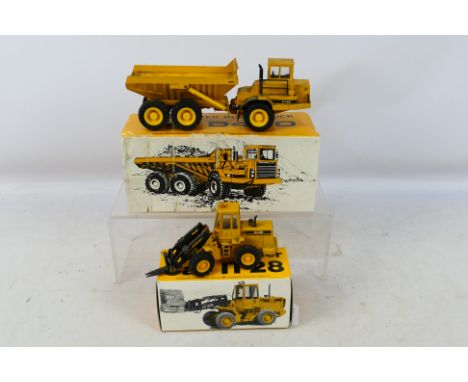 Conrad - 2 x boxed 1:50 scale models, a CAT IT28 # 2888 and a CAT D400 Articulated Dump Truck # 2862. The models are dirty fr