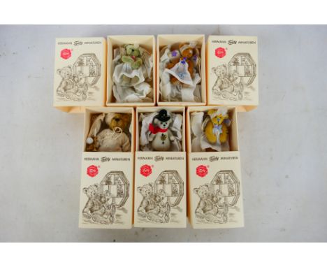 Hermann Bears -- Five boxed miniature bears from Hermann Bears. Bears range in size from 6cms - 10cms and appear to be in Min