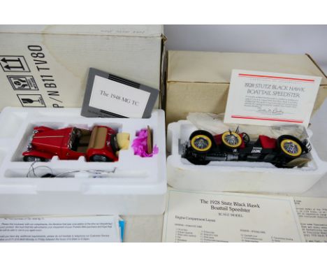 Franklin Mint - A pair of damaged 1/24 scale cars to include 1928 Stutz Black Hawk Boat Tail Speedster (missing / damaged doo