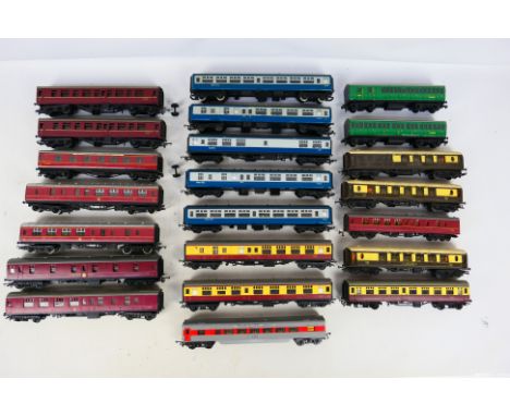 Hornby - Triang - Other - A rake of 22 unboxed OO gauge passenger coaches. Lot includes Tri-ang Pullman Brake Coach "Car No.7