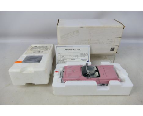 Danbury Mint - A boxed 1/24 scale diecast vehicle Limited Edition 1957 Ford Thunderbird with original polystyrene inner. Item