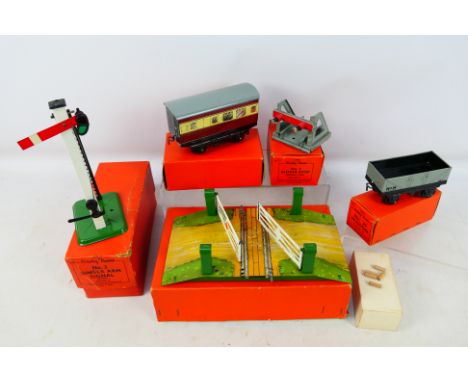 Hornby - 5 boxed O gauge model railway tinplate items. Includes #42360H No. 2 Single Arm Signal, #42320 No. 1 Level crossing,