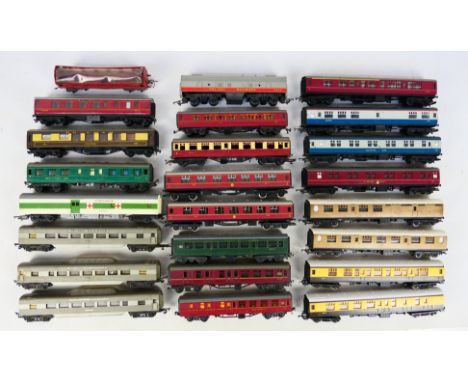 Hornby - Lima - Triang - Other - A rake of 24 unboxed OO gauge passenger coaches. Lot includes Lima L305313 Corridor composit