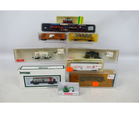 Bachmann - Roadhouse - AHM - Roundhouse - A group of boxed N gauge wagons including Santa Fe Car Transporter, 40' Gondola in 