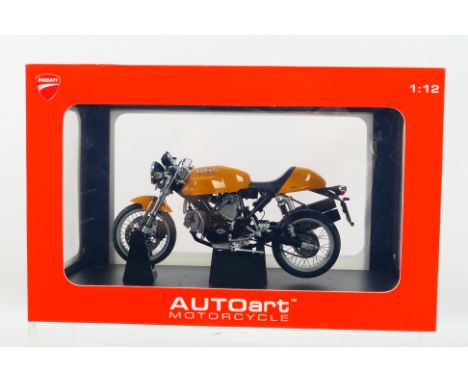 Autoart - A rare boxes 1:12 scale Ducati Sport 1000 in yellow # 12552. The bike appears Near Mint but there is a small part w