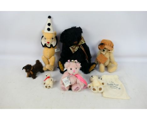 Merrythought - Annie Flo - Gund - Others - An unboxed collection of bears and a dog. Lot includes a Merrythought Limited Edit