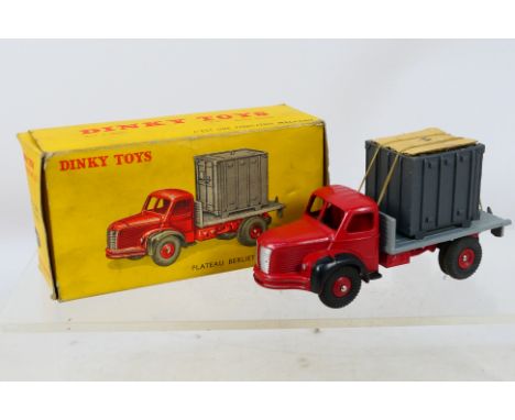Dinky - A boxed diecast #34 B. Plateau Berliet AVEC Container. Item appears in good-very good condition with signs of use. Bo