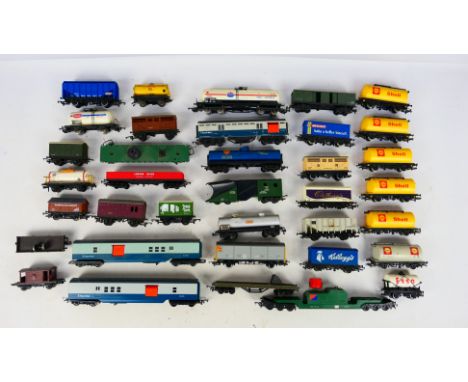 Hornby - Lima - Triang - Other - 34 unboxed OO gauge freight rolling items. Lot includes Tri-ang C.N. Snow Plough; Hornby Joh