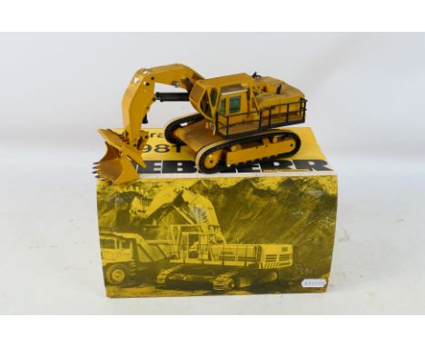 Sijam - A boxed construction model in 1:50 scale, Liebherr R 981 HD Hydraulic Excavator. The model is dirty from display and 
