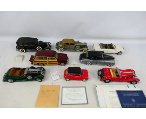 Franklin Mint - An unboxed group of diecast model cars from Franklin Mint in 1:24 scale. Lot includes a 1967 Morris Mini Coop