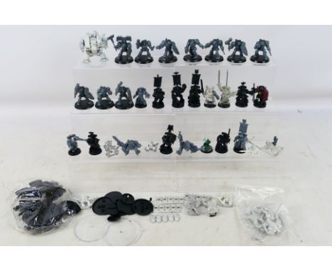Warhammer - Games Workshop - A collection of plastic and metal Warhammer figures from several factions. Lot includes plastic 