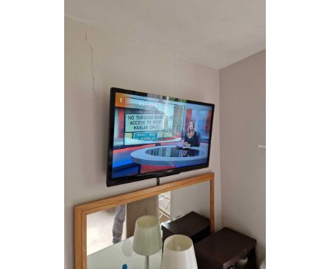 Philips 32HFL3008D/12 Professional LED TV 32 Inch Complete With Wall Bracket And Remote Control