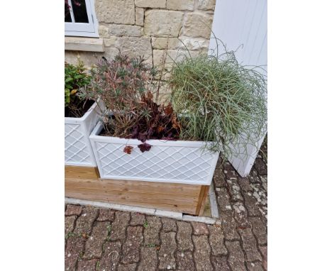 { Option of lots:  605 } A Stewart Trough Lead Effect Robust, Lightweight And Frost Proof Construction From Durable Plastic W