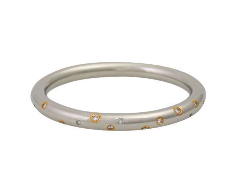   Armreif mit 13 Brillanten von zus. ca. 0,7 ct,  ca. WEISS (H)/VS-SI, Platin, z.T. mit Feingoldfassungen, 56,7 g, runder Que