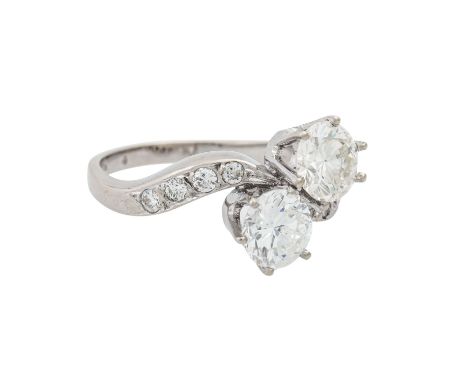   Ring mit 2 Brillanten von je ca. 1 ct,  1x ca. WEISS-LGW (H-J)/P1-2 und 1x ca. LGW-GW (J-K)/SI-P1 und 8 kl. Brillanten, zus