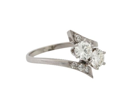   Ring mit 2 Brillanten, zus. ca. 0,8 ct,  ca. LGW-GW (I-K)/VVS-VS und 6 Achtkantdiamanten, zus. ca. 0,12 ct, ca. WEISS-GW (H