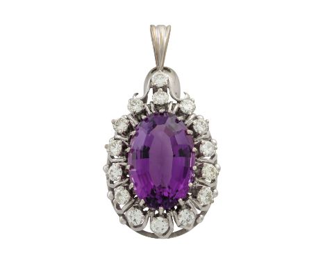   Anhänger mit Amethyst entouriert von Brillanten, zus. ca. 0,7 ct,  ca. GW-GET (K-M)/P1-2, Amethyst oval facettiert, WG 18K,