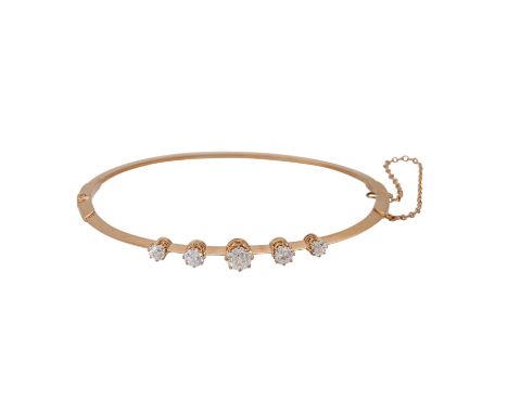   Armreif mit 5 Altschliffdiamanten, zus. ca. 0,9 ct,  ca. LGW-GW (J-K)/VS-P3, RG 14K, 8,1 g, Ende 19. Jh, altersgem. guter E