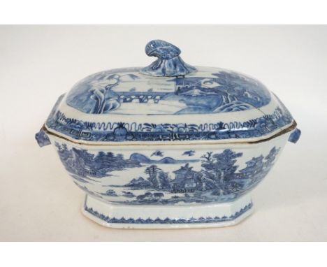 19th CENTURY CHINESE LIDDED TUREEN
decorated in the willow pattern, the shaped body with canted corners, the lid with a wave 