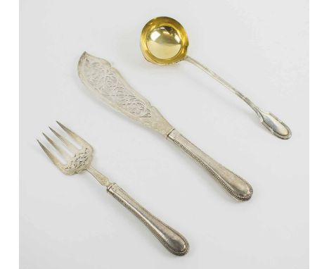 A PAIR OF FISH EATERS SILVER SHEFFIELD 1892 AND FRENCH SILVER GILT SAUCE LADLE. (3)