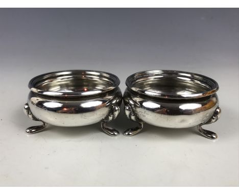 A pair of George V silver open salts, of cauldron form, R&S Birmingham, 1926, 95g