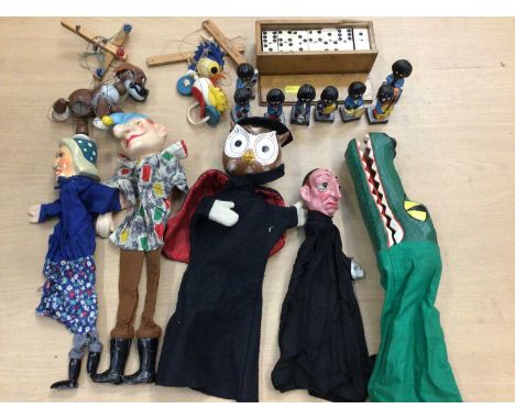 Group of vintage puppets, dominoes set and Robertson's golly bandCondition report: Owl- appears to be in good condition&nbsp;