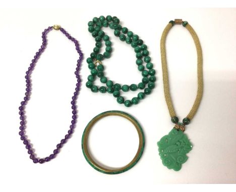 Amethyst bead necklace with 14ct gold clasp, green glass pendant on rope necklace, malachite bead necklace and bangle