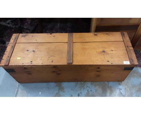 Pine trunk together with a butlers tray (2)