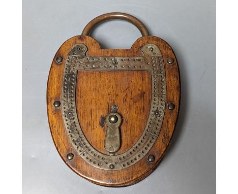 An unusual oak padlock-shaped cribbage board 22cm
