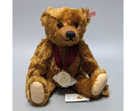 Danbury Mint 'Bear of the Year 2011' Steiff, 29 cms high.